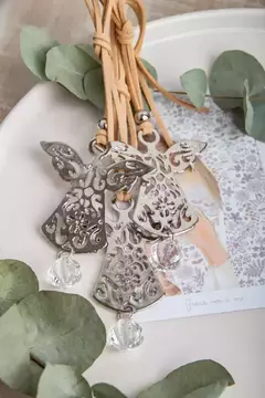ANGELITO COLGANTE CON GAMUZA-apto souvenir - ALELUYA SANTERIA Y ARTE RELIGIOSO
