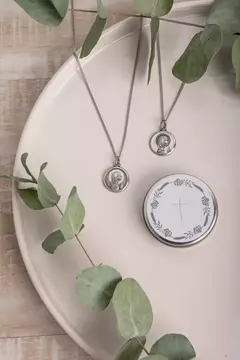 ALPACA MEDALLA VIRGEN NIÑA CON ESMALTE incluye cadena - comprar online