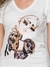 Camiseta estampada Dollie Charme com detalhes em strass 