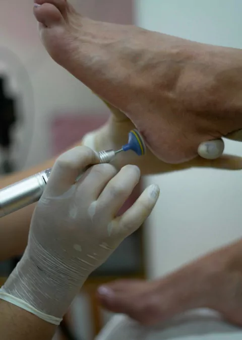 ESMALTADO SEMIPERMANENTE EN PIES + BELLEZA DE PIES