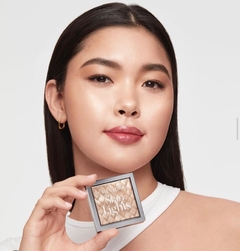 ILUMINADOR SKIN LIGHTS - REVLON na internet