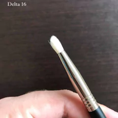 DELTA 16 - PINCEL DE ESFUMAR PEQUENO LE VANGEE - comprar online