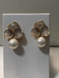 Brincos com pétalas cravejadas zircônia e pérola - comprar online