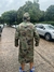 Piloto de lluvia camuflado con botones en internet