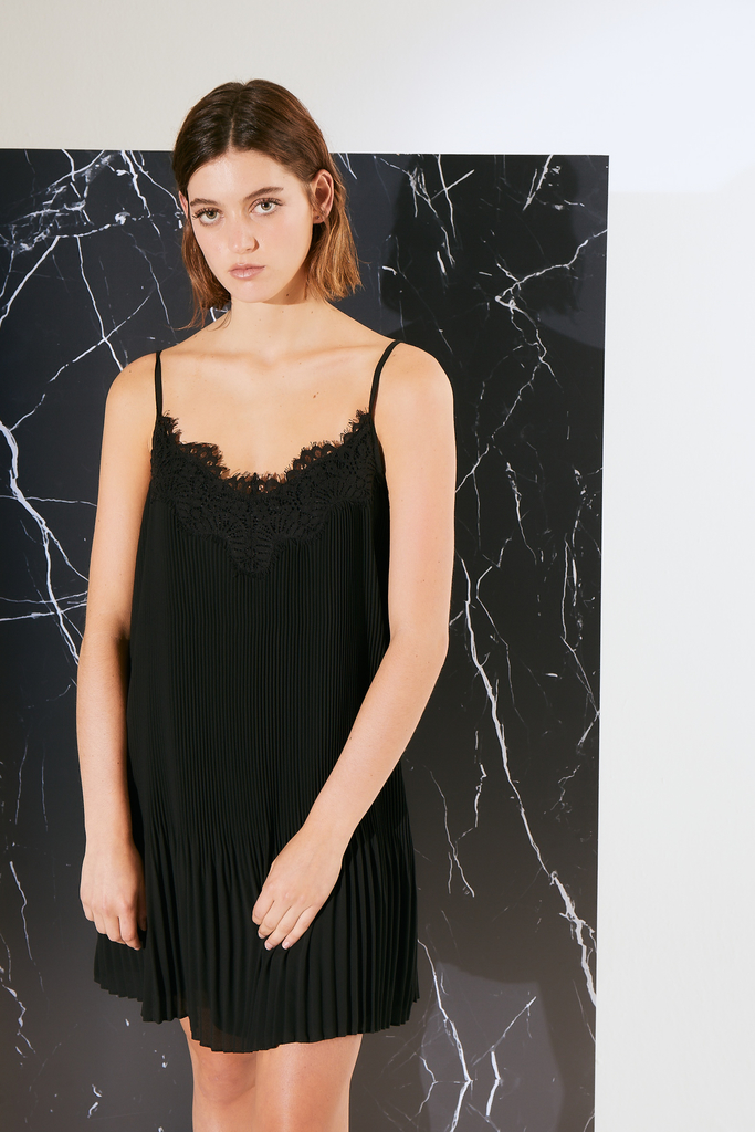 Vestido Corto Plisado Con Puntilla Ossira thumbnail 3