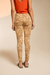 PANTALON TRENDY DE GABARDINA ESTAMPADO TIRO MEDIO PRINT OSSIRA en internet