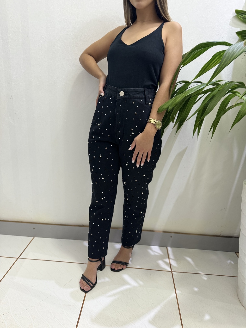 Pantalon Mom Negro Con Tachas, Strass Y Perlas Ossira thumbnail 3