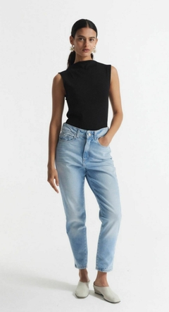 Jean Mom bigotes PIETA