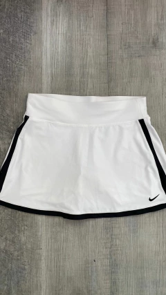 NIKE SHORT POLLERA T.XS (Tiene detalle en la tela)