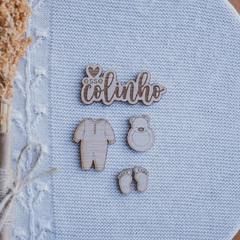Aplique madeirinha - Bebê - Colinho