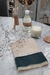 T2 Towell, toalla de toilette con aplicación de terciopelo verde