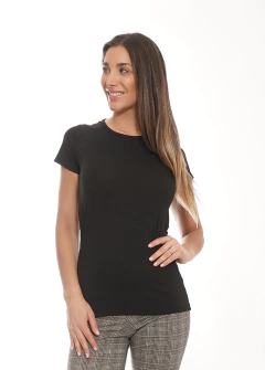 Remera básica de modal negra en internet