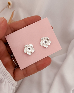 Brinco flor zircônia embutida- BR085 - Cléo acessórios