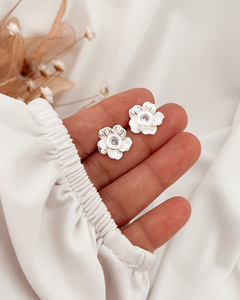 Brinco flor zircônia embutida- BR085 - comprar online
