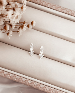 Brinco earcuff triângulo zircônias - BR096 - comprar online