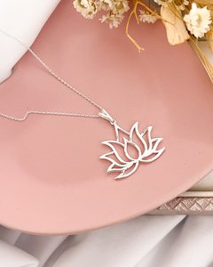 Colar flor de lotus- CL121 na internet
