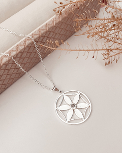 Colar flor no circulo -CL100 - comprar online