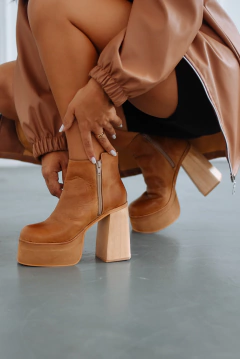 RAYEN CUERO en internet