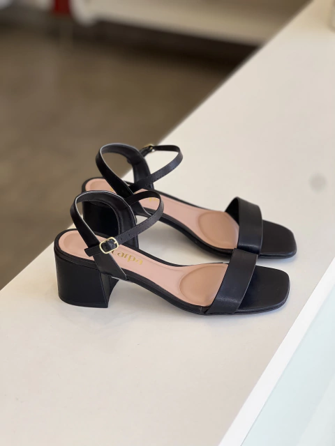 Sandália preta Via Scarpa