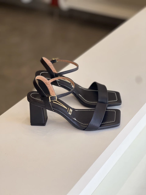 Sandália salto quadrado preta Vizzano