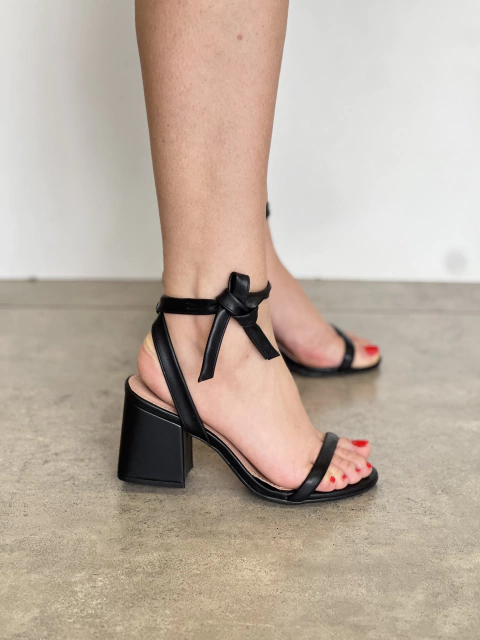 Sandália amarrar preta Via Scarpa