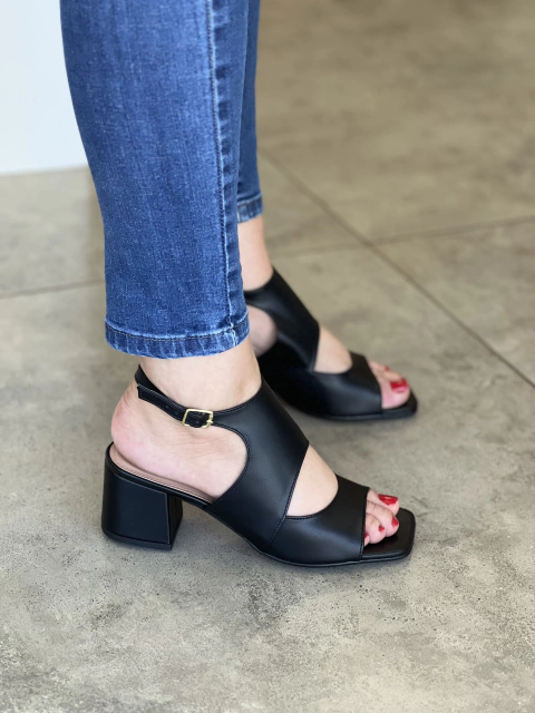 Sandal Boot recortes preta Via Scarpa