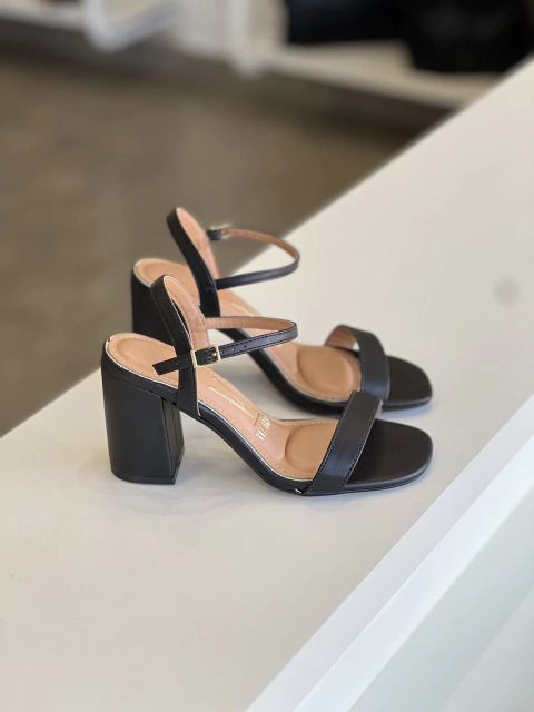 Sandália preta salto bloco Vizzano