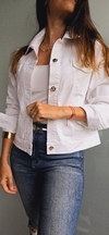 Campera de jean blanca elastizada con bolsillos