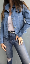 Campera de jean celeste elastizada con bolsillos