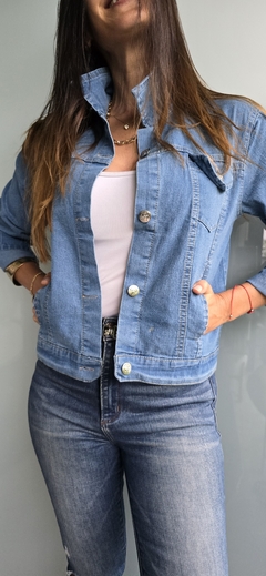 Campera de jean celeste elastizada con bolsillos en internet