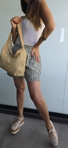 Cartera símil yute con eco cuero y broche para cerrar
