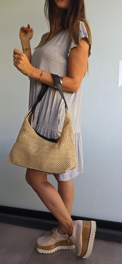 Cartera símil yute con eco cuero y broche para cerrar - She Indumentaria