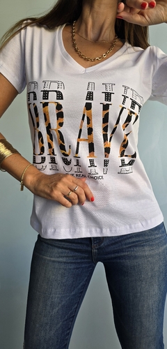 Remera de algodon manga corta cuello v Brave en internet