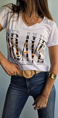 Remera de algodon manga corta cuello v Brave - She Indumentaria