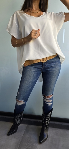 Imagen de Maxi blusa de fibrana cuello v con volado en hombros evase