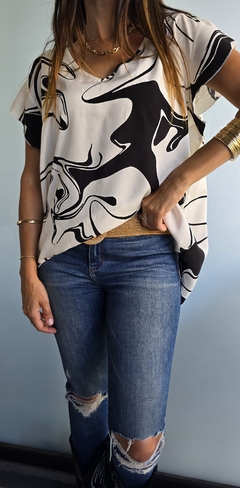 Maxi blusa de fibrana cuello v con volado en hombros evase - She Indumentaria