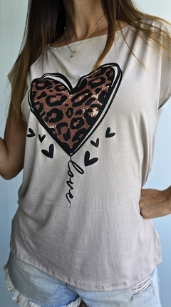 Imagen de Remera estampa corazon con tajos laterales y mas larga atras