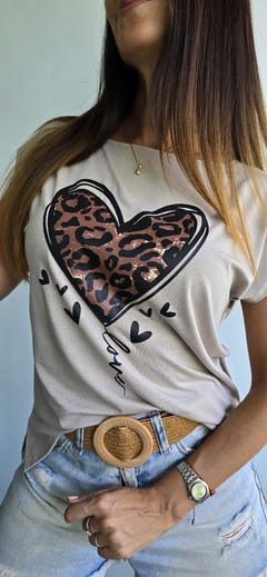 Remera estampa corazon con tajos laterales y mas larga atras - She Indumentaria