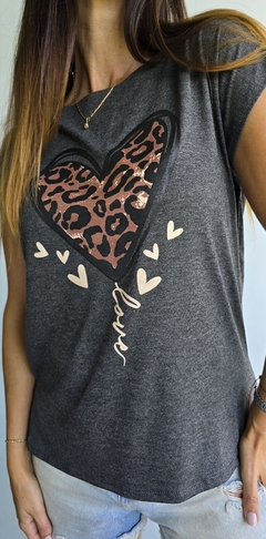 Remera estampa corazon con tajos laterales y mas larga atras - comprar online