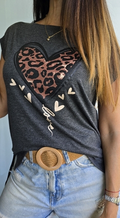 Remera estampa corazon con tajos laterales y mas larga atras en internet