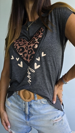 Remera estampa corazon con tajos laterales y mas larga atras - She Indumentaria