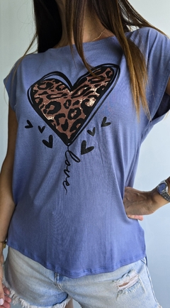 Remera estampa corazon con tajos laterales y mas larga atras