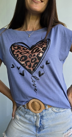 Imagen de Remera estampa corazon con tajos laterales y mas larga atras