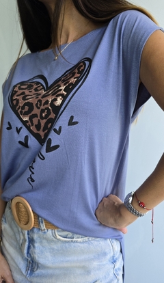 Remera estampa corazon con tajos laterales y mas larga atras - tienda online