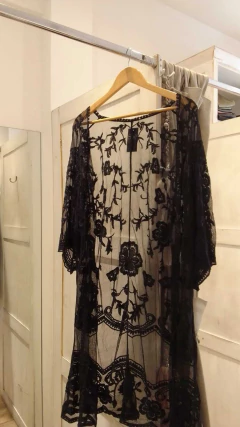 Kimono de tull con detalles en encaje bordado super amplios - She Indumentaria | Ropa de Mujer