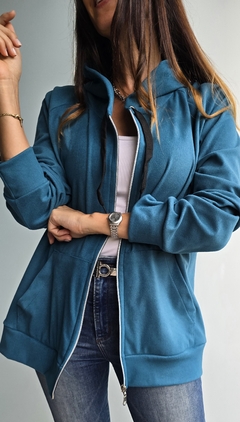 Campera darlon con bolsillos, cierre y capucha - She Indumentaria
