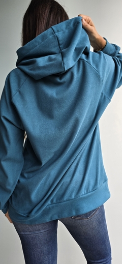 Campera darlon con bolsillos, cierre y capucha - She Indumentaria