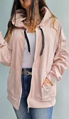 Campera darlon con bolsillos, cierre y capucha