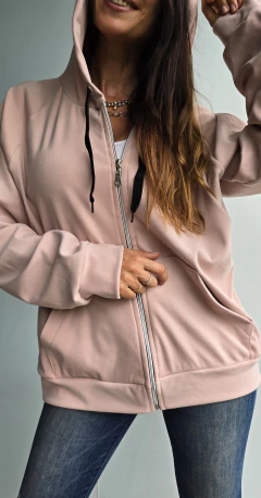 Campera darlon con bolsillos, cierre y capucha - She Indumentaria