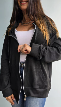 Campera darlon con bolsillos, cierre y capucha en internet